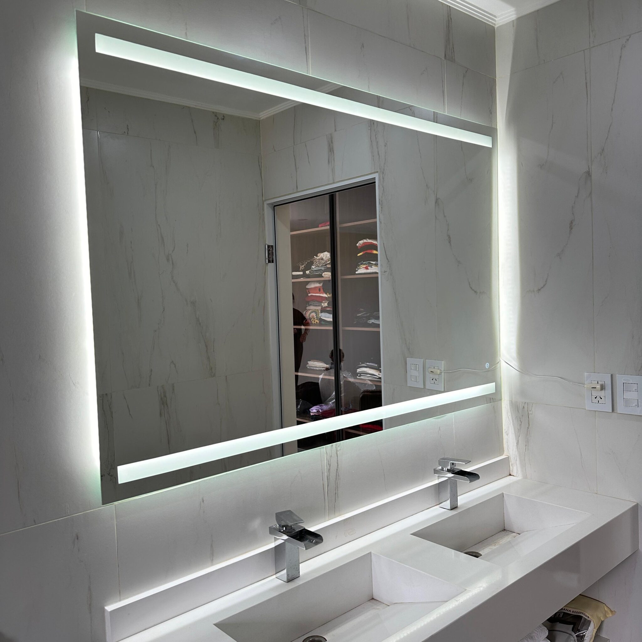 Espejo rectangular con iluminación LED frontal